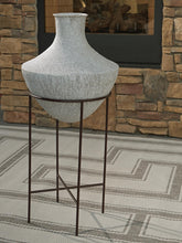 Load image into Gallery viewer, Estonbank Vase