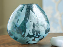 Load image into Gallery viewer, Cartshaw Vase
